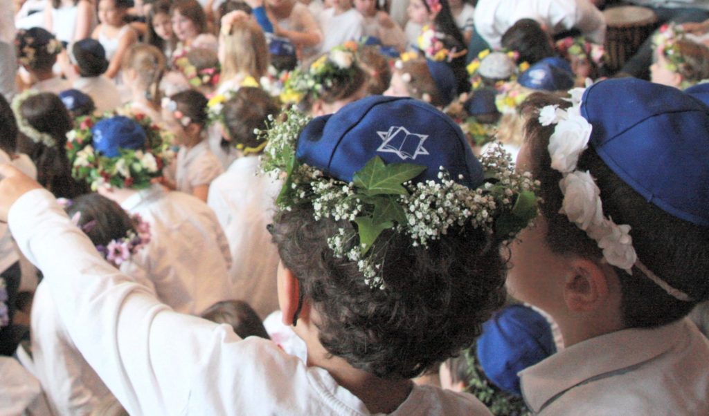 Weißgekleidete Kinder mit bunten Blumen und Früchten - I. E ...