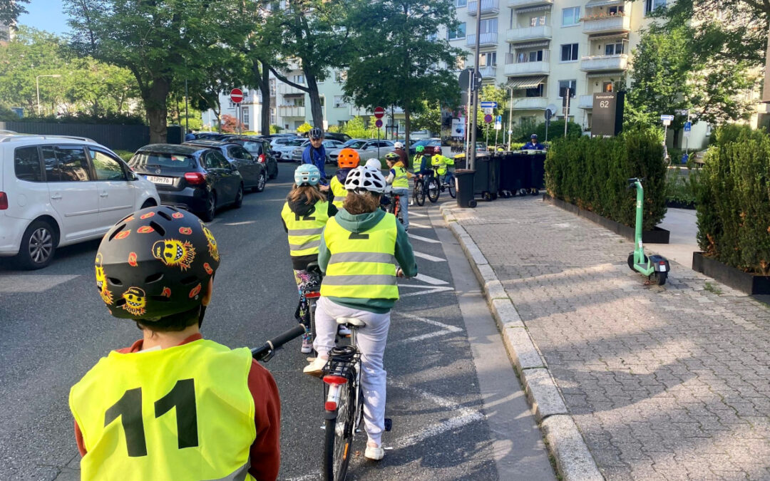 Wir kommen mit dem Fahrrad in die Schule