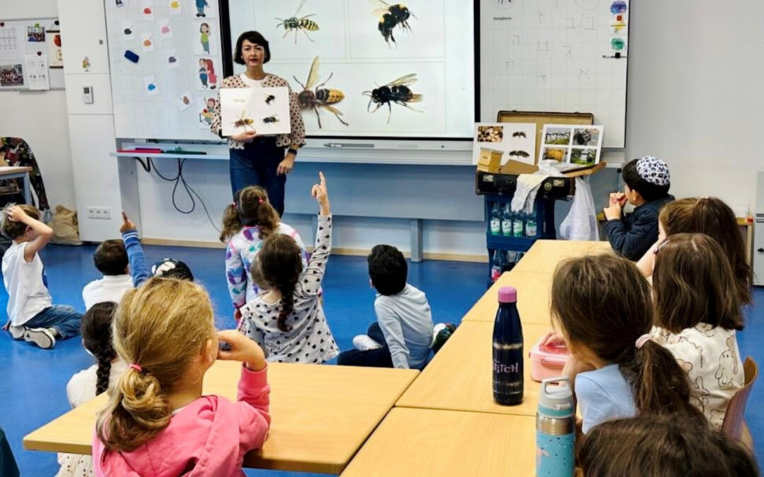 Im Einsatz für die Bienen – eine Bienenbotschafterin in der Eingangsstufe