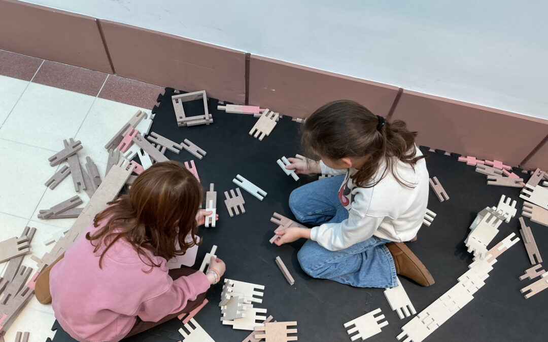 Kleine Baumeisterinnen und Baumeister auf großer Entdeckungstour