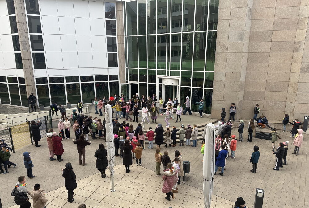 Fröhliche Tänze auf dem Pausenhof